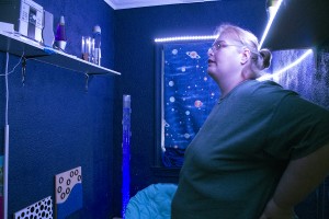 WINDSOR, Ont.: Senior therapist Laura Leeming at the Summit Centre for Preschool Children with Autism, demonstrates the snoezelen room, a room for autistic children with sensory issues in Windsor on Thursday, Oct. 29, 2015. Photo by/Shelbey Hernandez