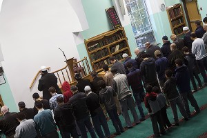 WINDSOR,Ont.(18/11/05)- Local Muslims praying at Windsor Islamic Association church on Wensday, Nov. 17, 2015. Photo by Kayla Wang, The Media Convergence.
