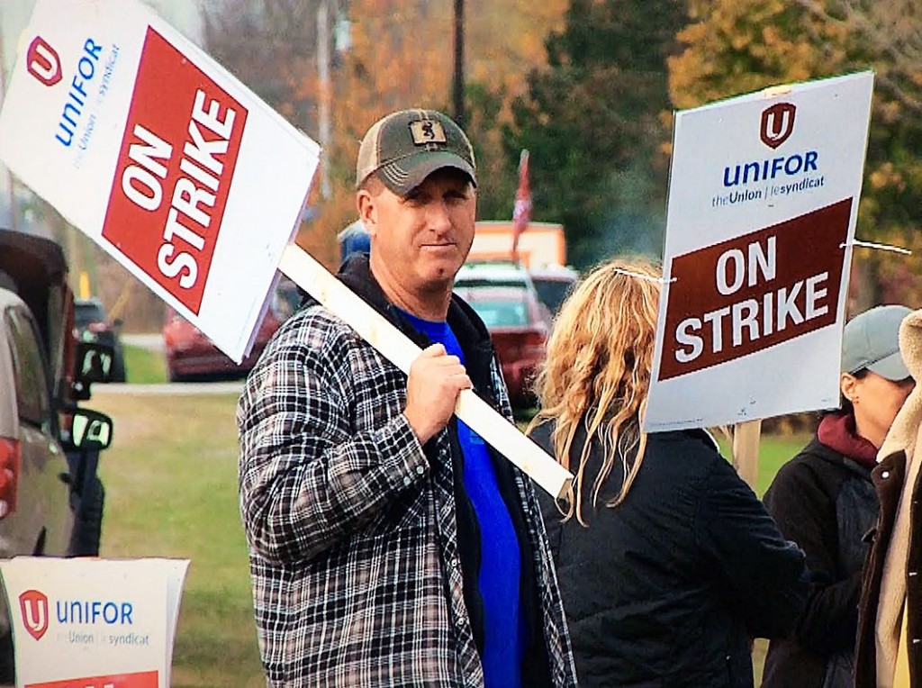 Workers from the Windsor-Essex Catholic District School Board seen picketing in front of the entrance of St. Thomas of Villanova High School on Nov, 3 2016 (Photo by Nate Hinckley)
